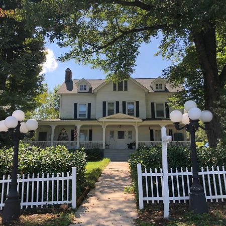 Love Lane Bed & Breakfast Уэйнсвилл Экстерьер фото