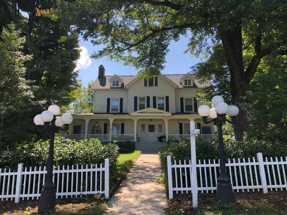 Love Lane Bed & Breakfast Уэйнсвилл Экстерьер фото