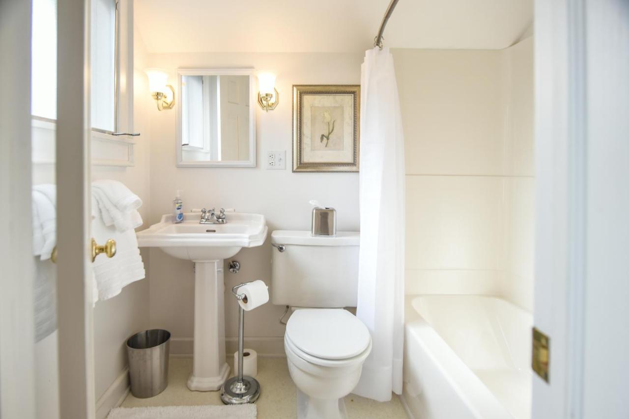 Love Lane Bed & Breakfast Уэйнсвилл Экстерьер фото