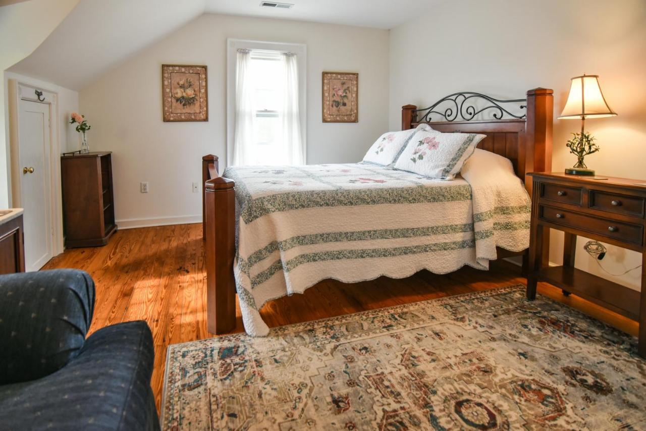 Love Lane Bed & Breakfast Уэйнсвилл Экстерьер фото